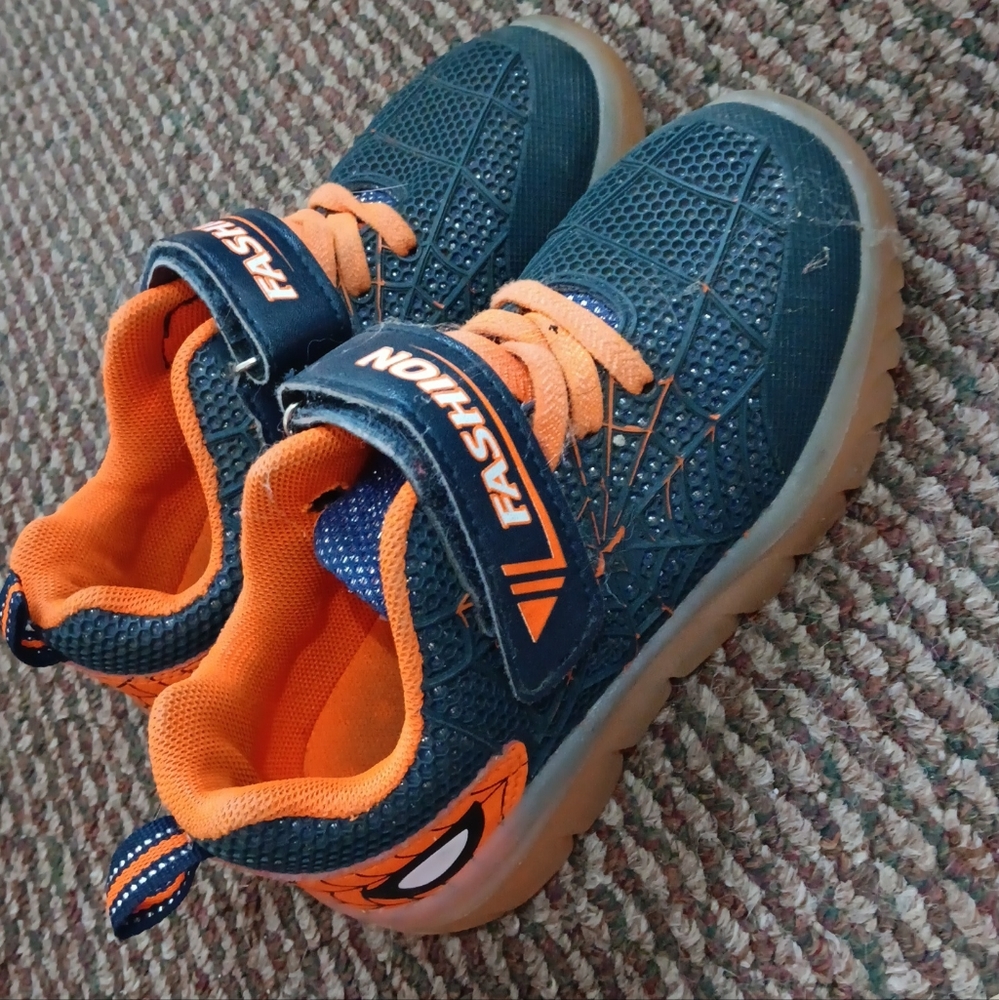 Size 11 Spiderman rechargeable shoes